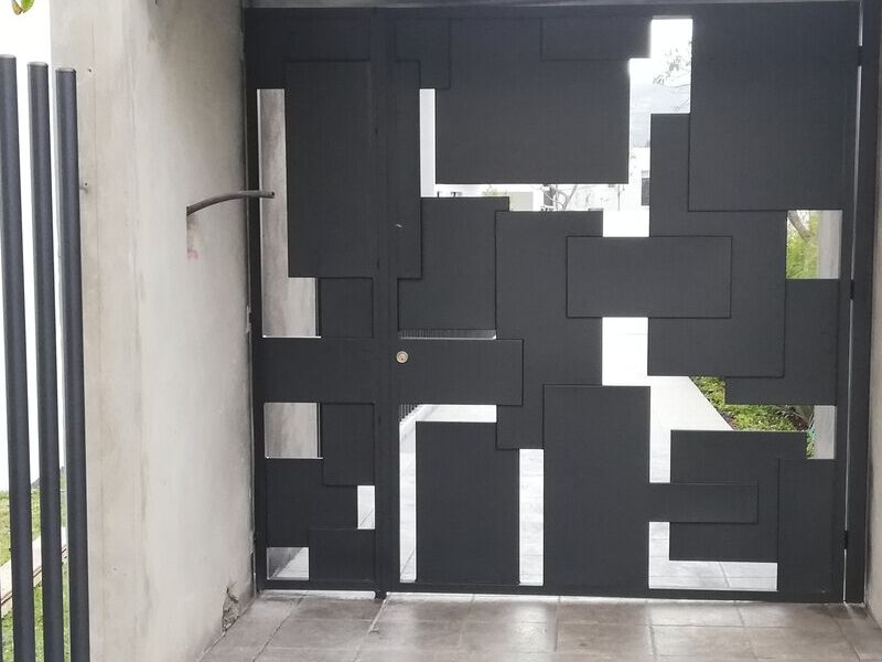 Puertas de garaje metálicas en Quito