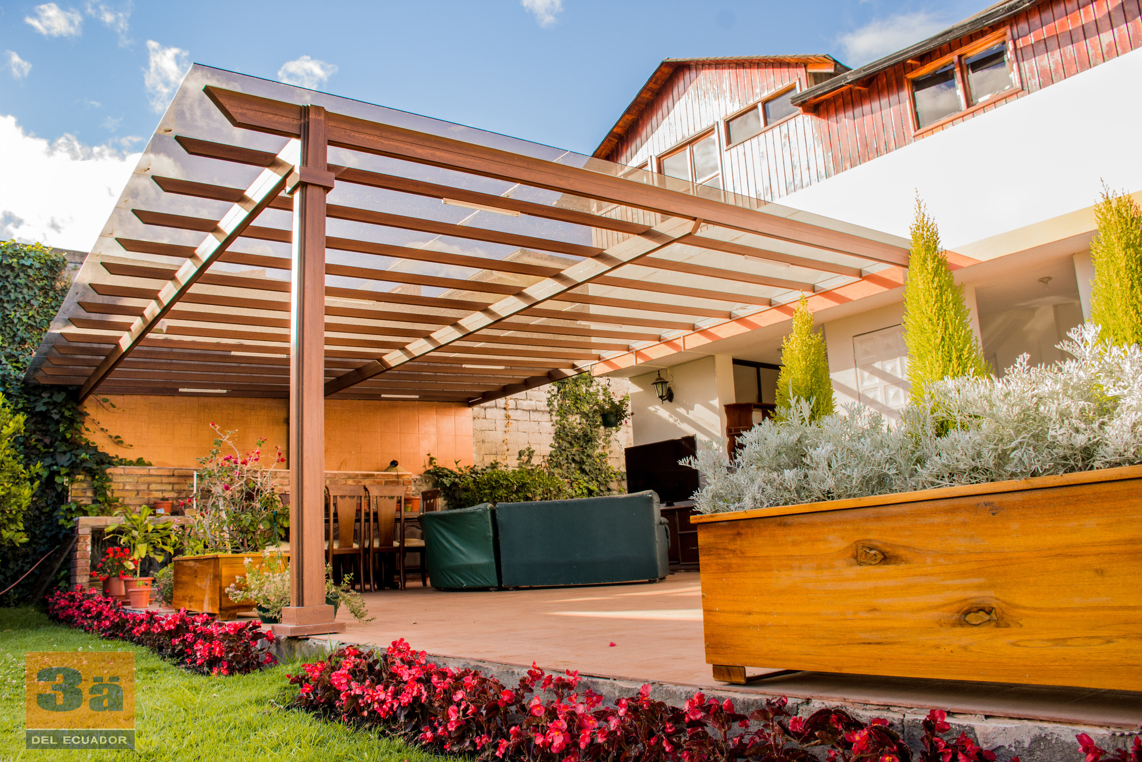 Pergola de aluminio maderado 3A DEL ECUADOR Construex
